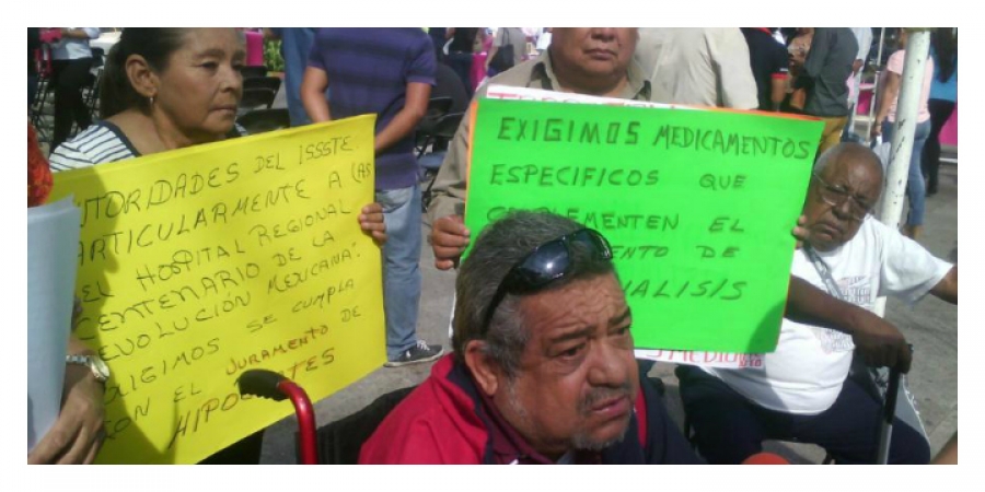 Jubilados protestan en Cuernavaca por la falta de atención y de medicamentos en el ISSSTE