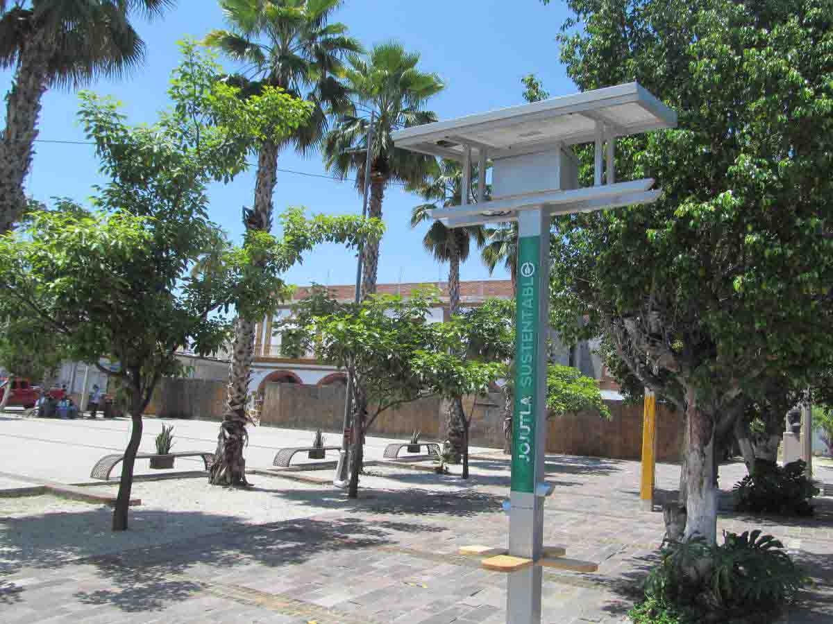 Instalan cargadores solares para teléfonos móviles en Jojutla