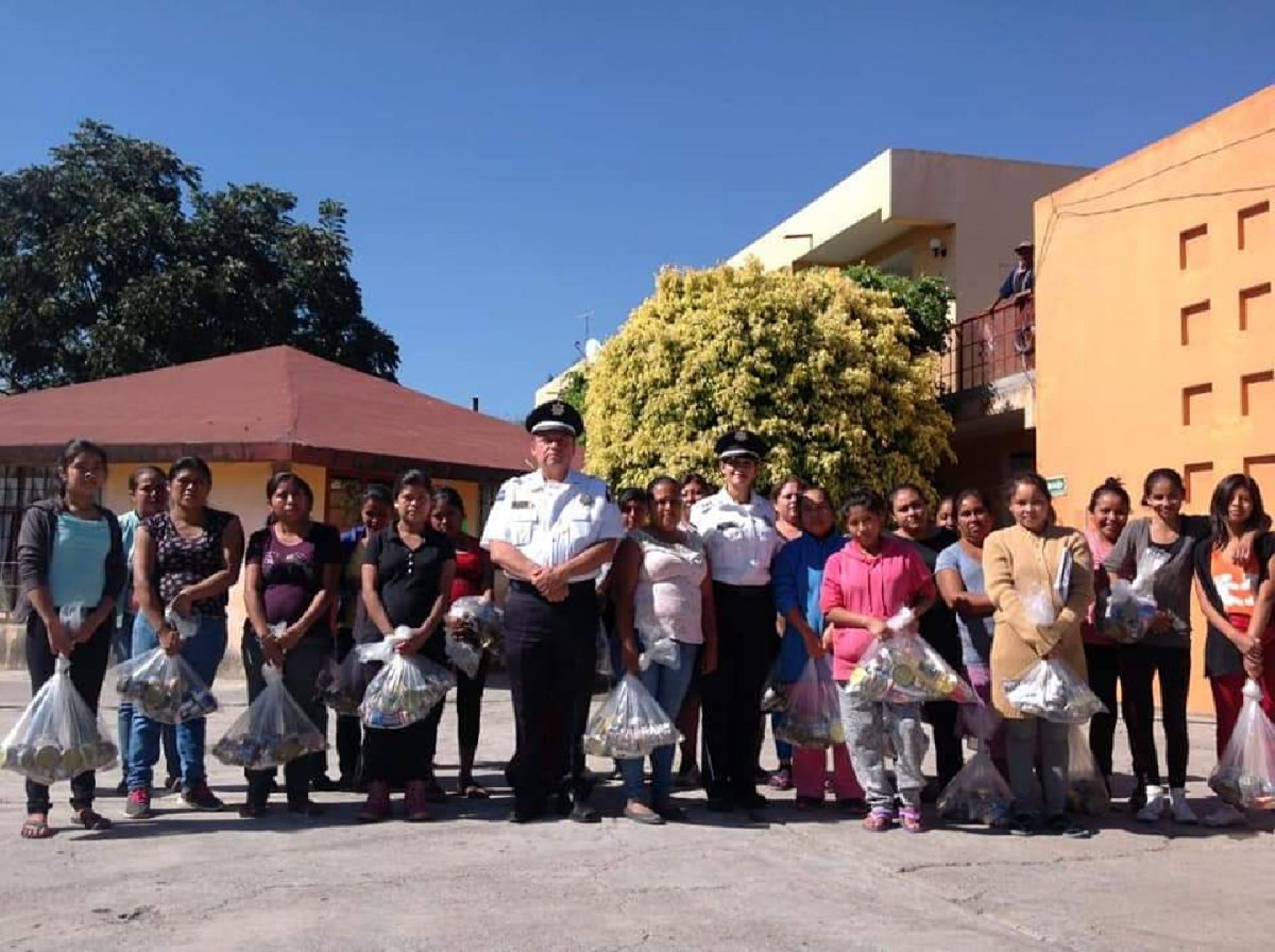 Policías federales entregan despensas a jornaleros de Cuautla