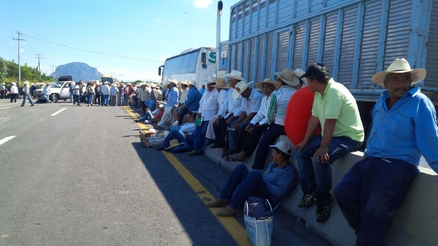 Productores agrícolas bloquean la carretera México-Oaxaca en demanda de indemnizaciones