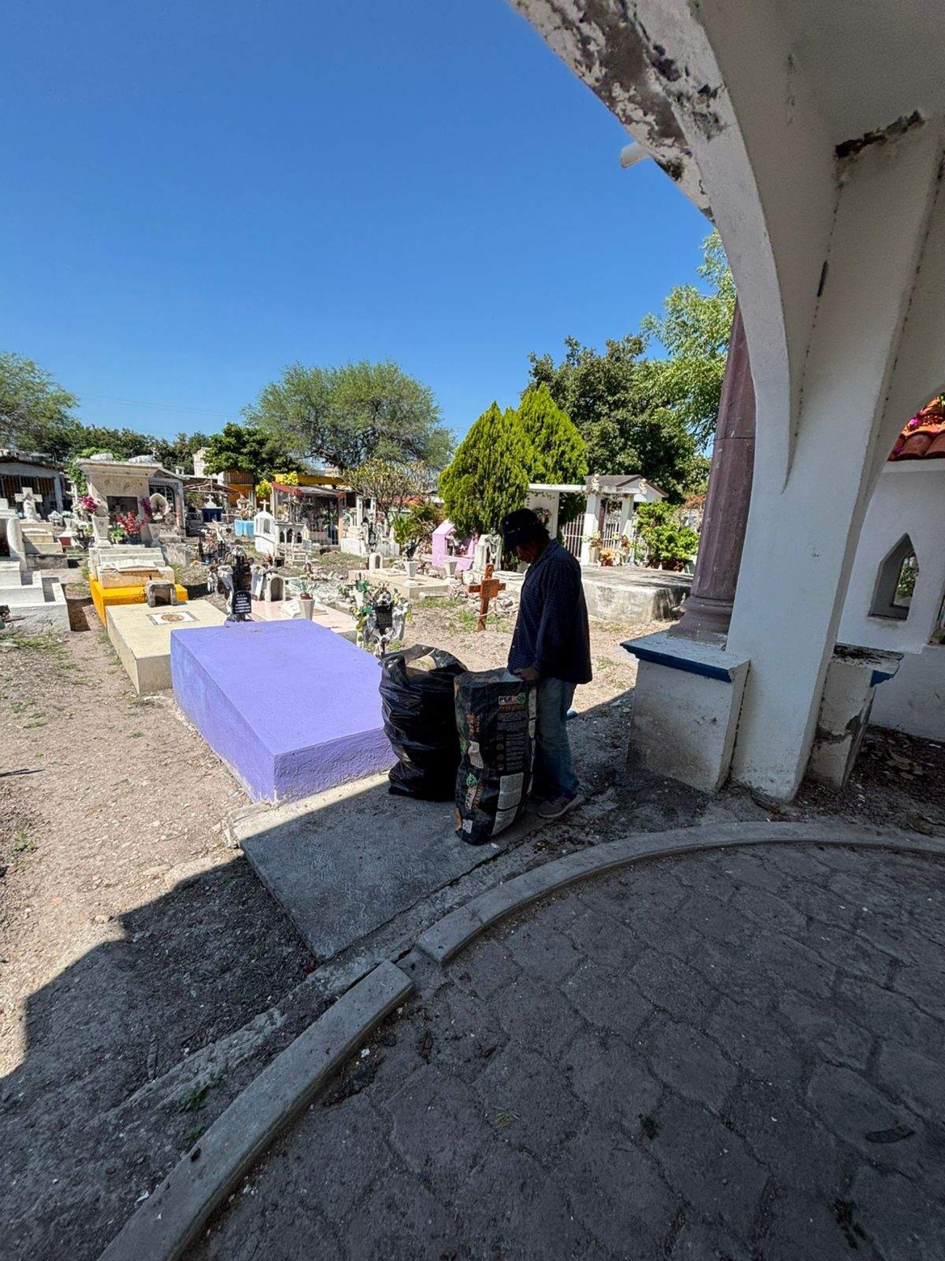 Preparan panteones de Jojutla para Día de Muertos