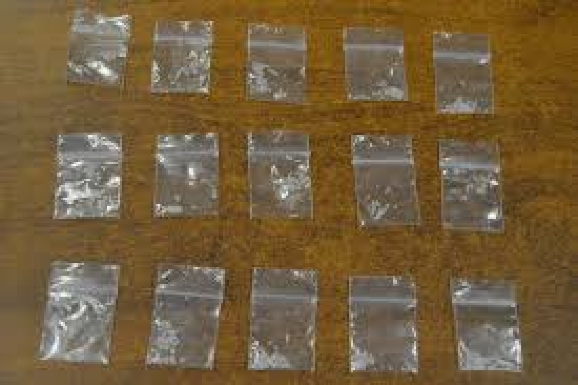Atrapan a dos hombres en poder de 25 dosis de “cristal”