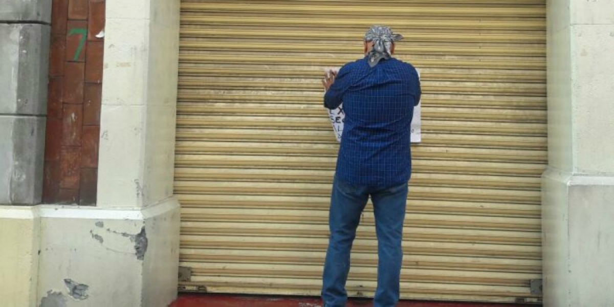 Comerciantes cierran cortinas de negocios en el centro de Cuernavaca