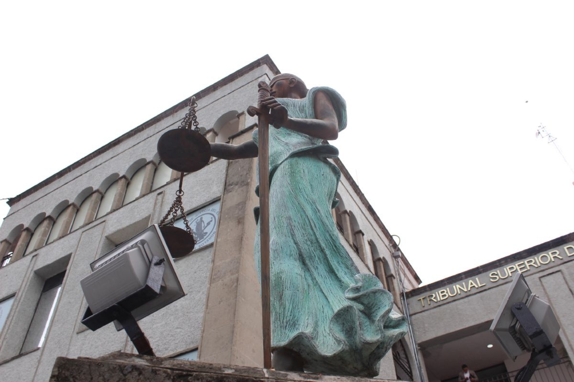 Abogados exigen reactivar tribunales