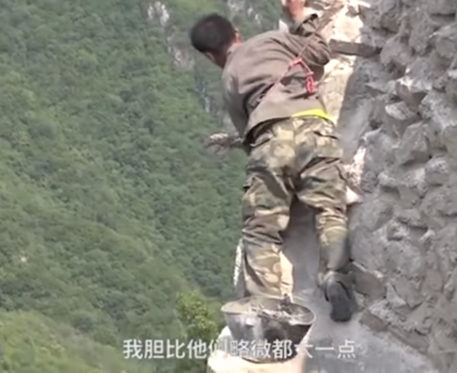 Obreros chinos se juegan la vida para reparar la Gran Muralla
