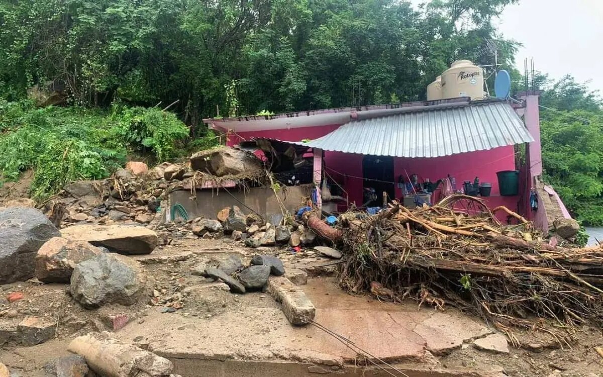 Declaran emergencia en 4 municipios de Guerrero tras tormenta 'Max'
