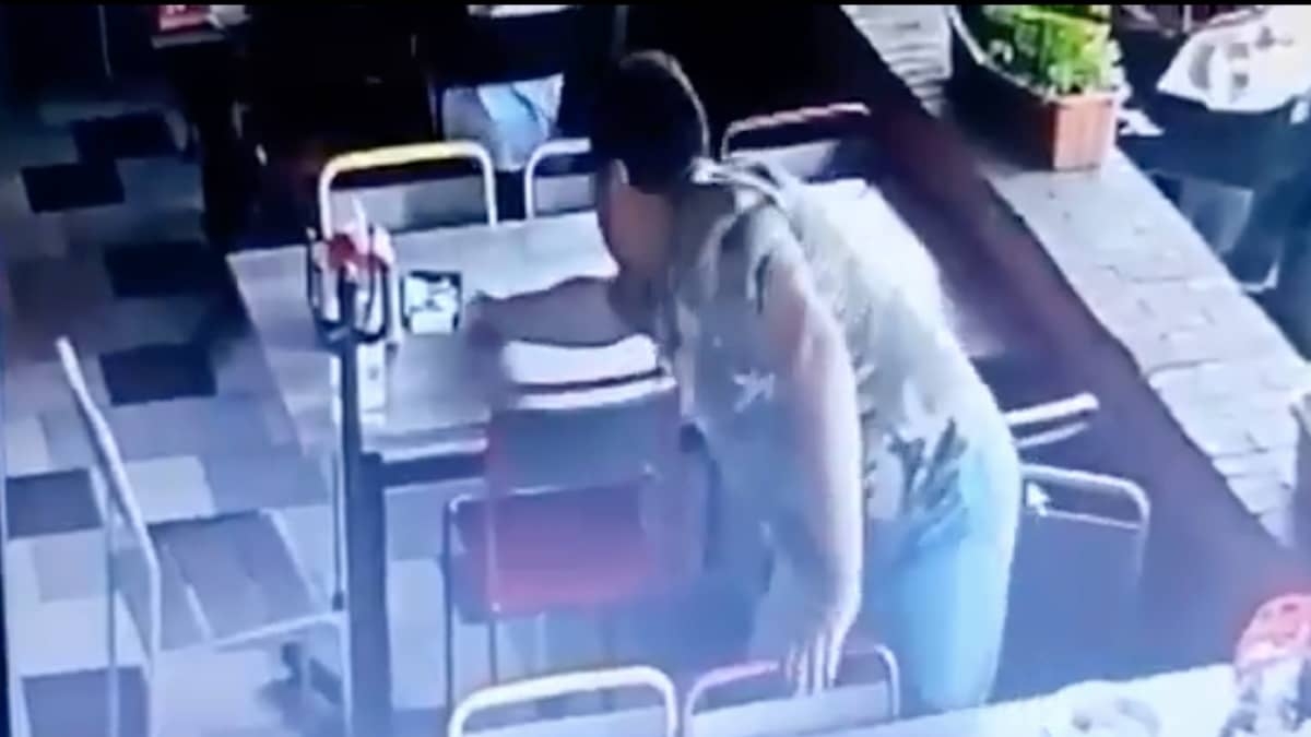 ¡Con todo, menos vergüenza! Sujeto roba dinero de la cuenta de otra mesa