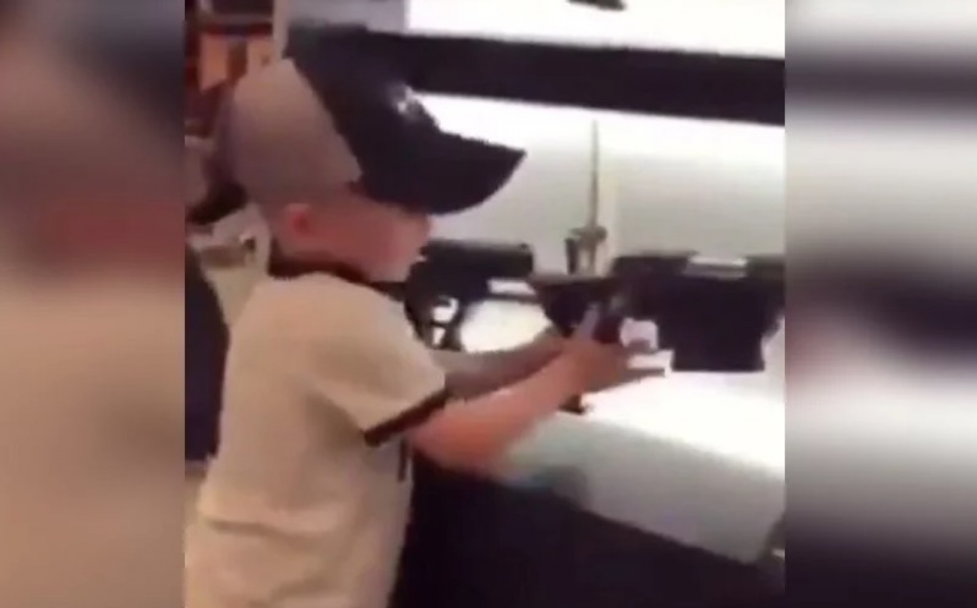 VIDEO: Niño 'adorable', experto en utilizar armas en EU