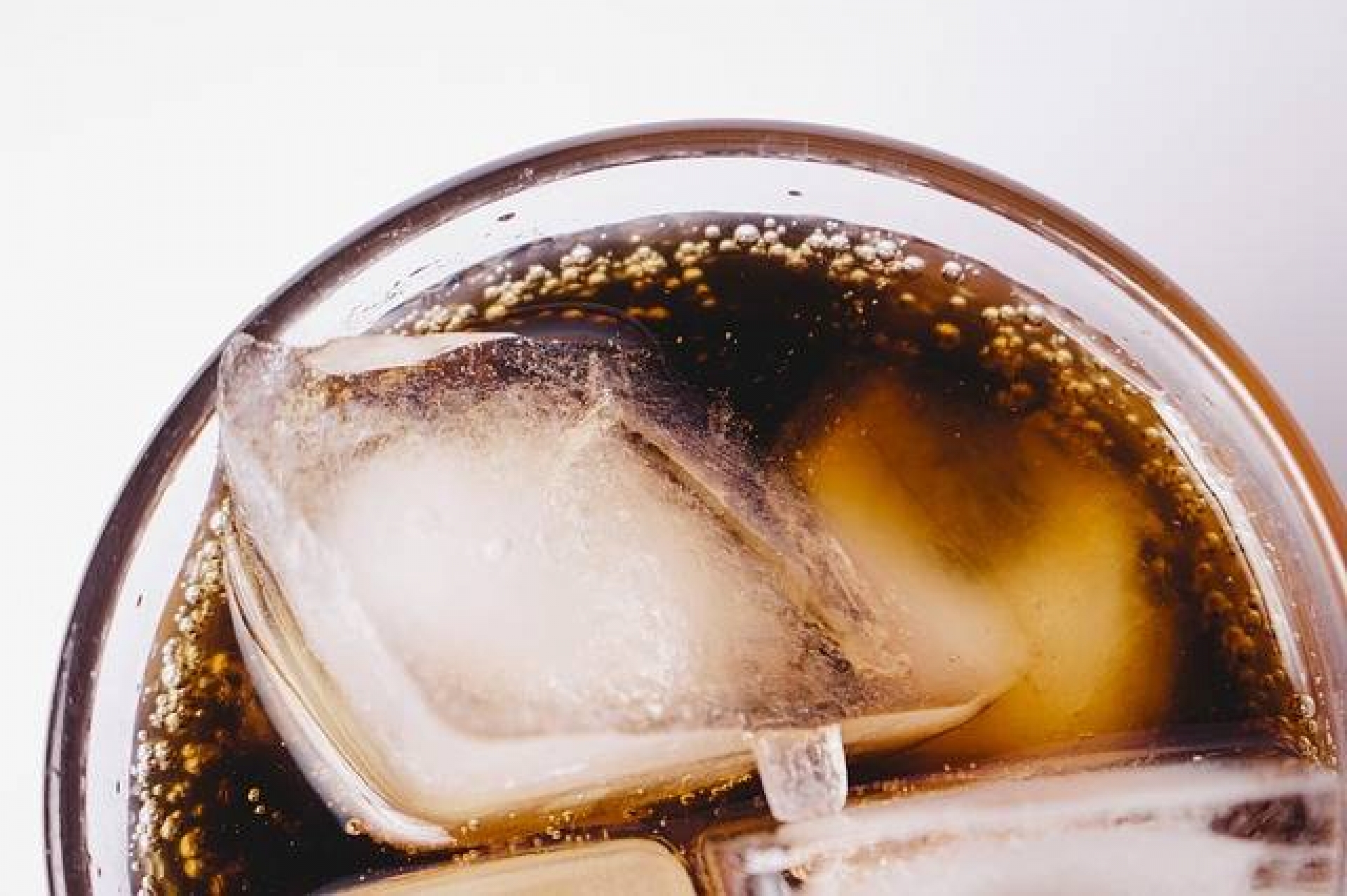 ¿Qué es el ácido fosfórico en el refresco y qué ocasiona?