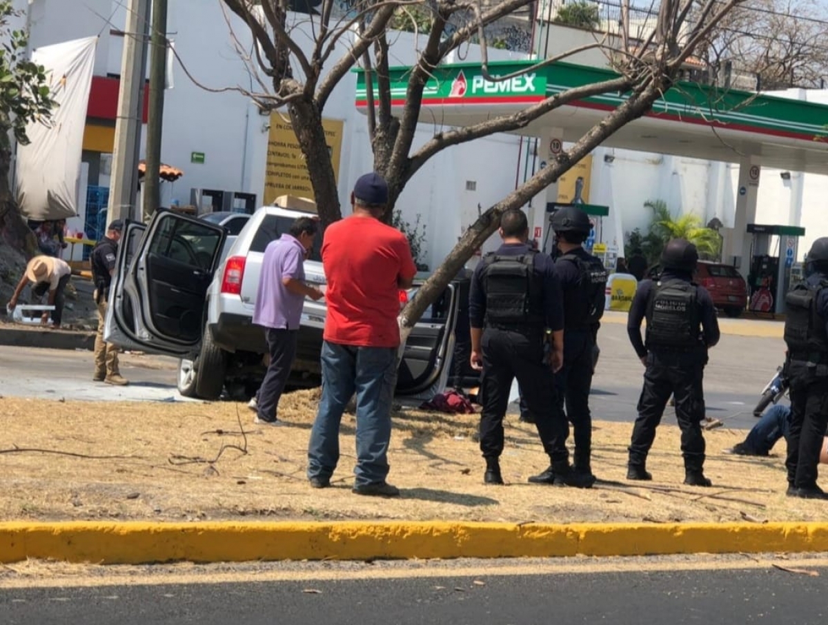 Lesionado tras impactar su camioneta contra un árbol