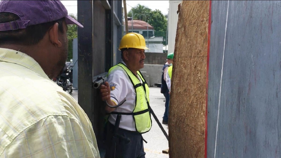 Impiden paso a vecinos afectados por socavón