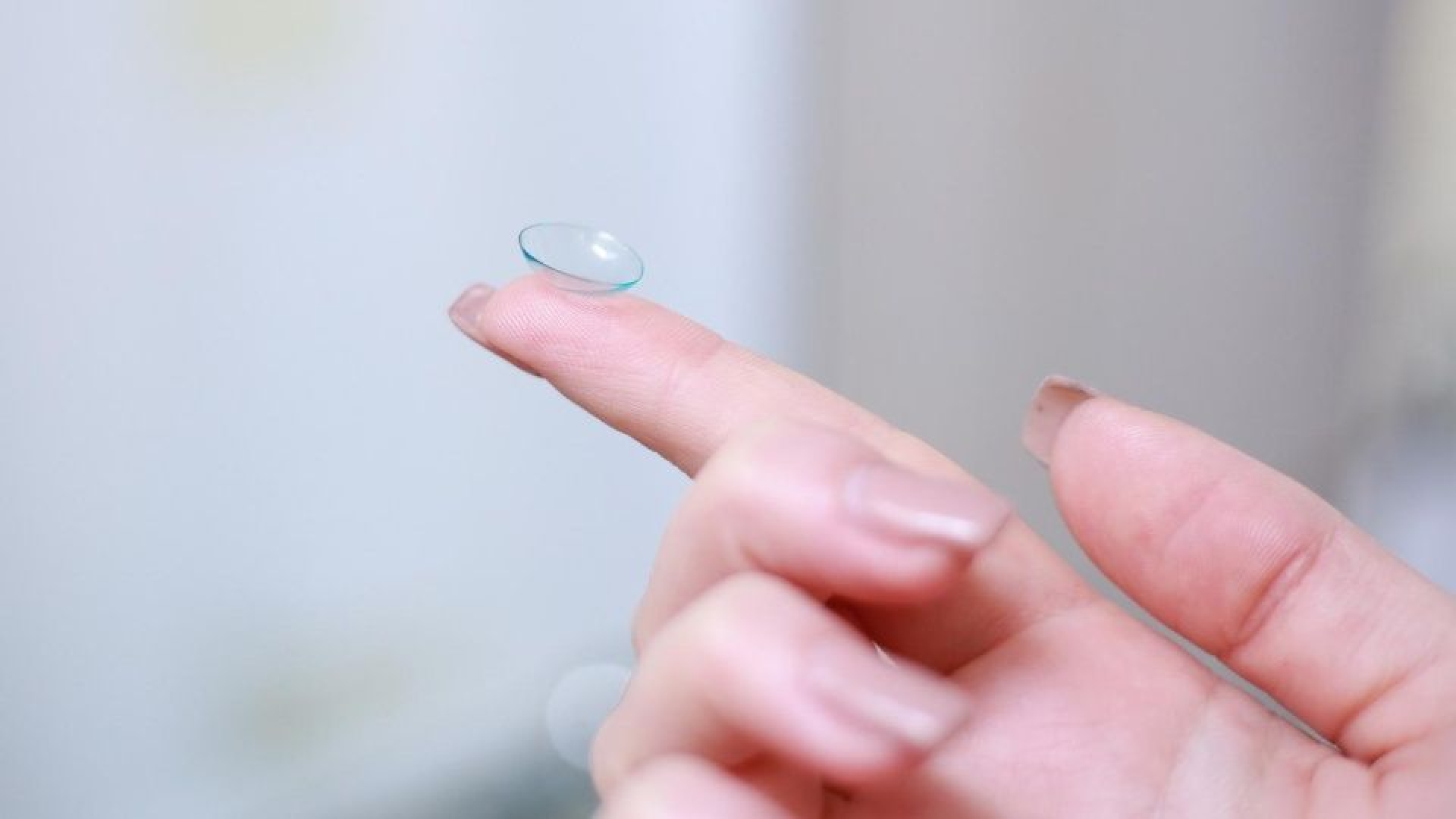 Usar lentes de contacto te hace más propenso a contraer Covid-19