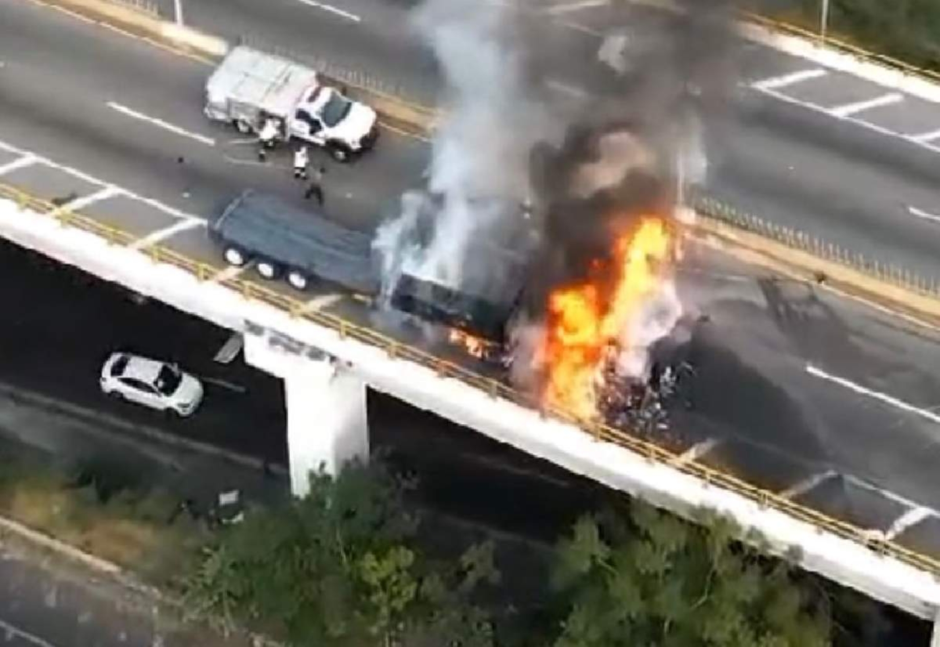 Arde tráiler en el distribuidor vial Palmira
