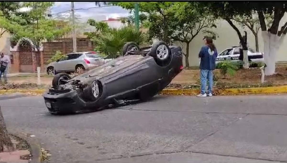 Volcó al huir de individuos que lo atacaron a tiros