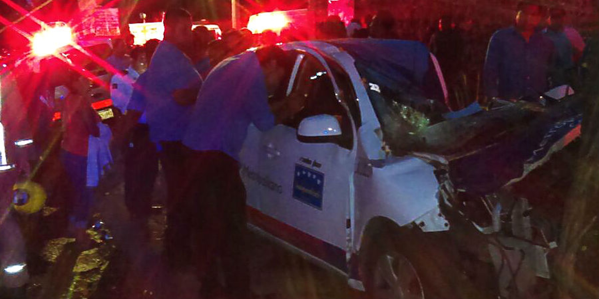 Tres personas resultaron lesionadas al caer la rama de un árbol encima de un taxi, en Santa María