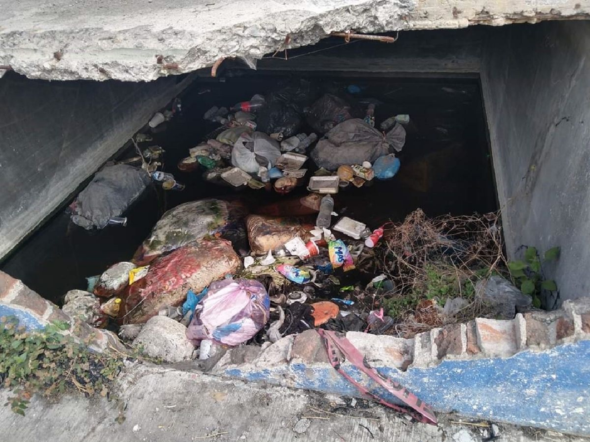 Denuncian contaminación en un canal de riego