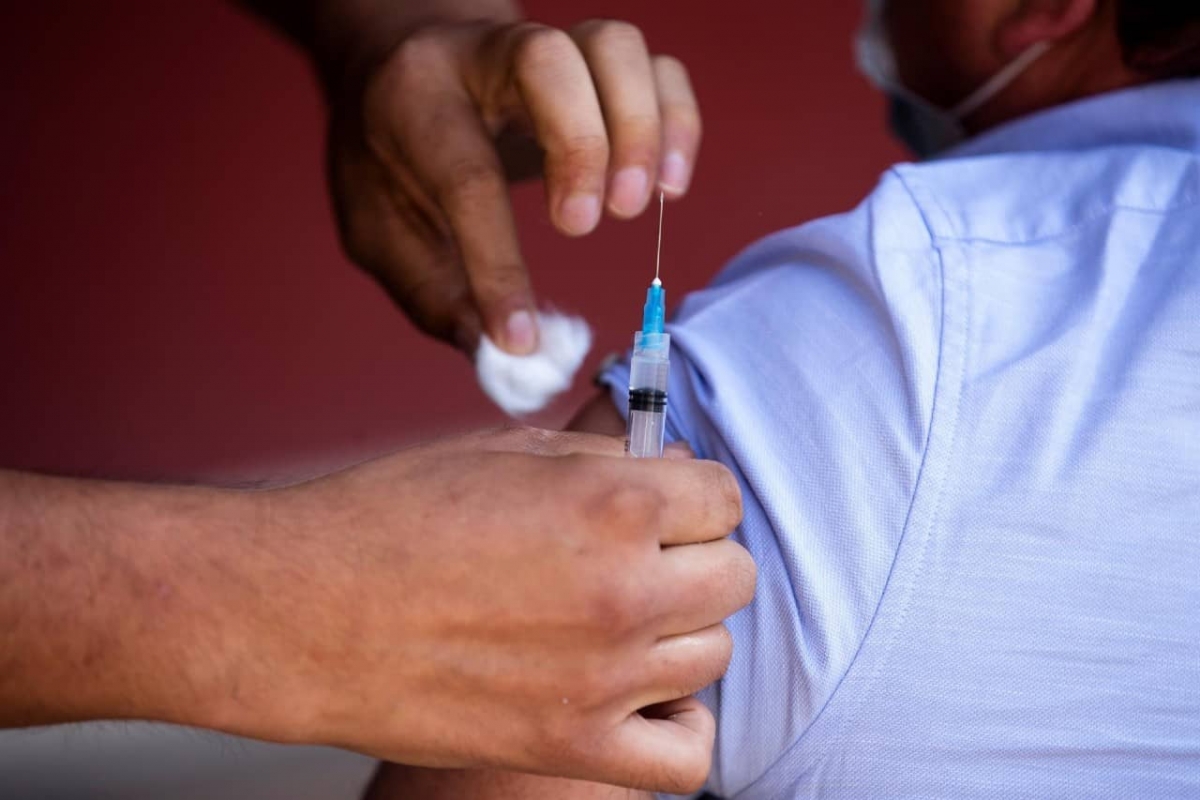 En Chile sólo se aplicará la vacuna de AstraZeneca en hombres