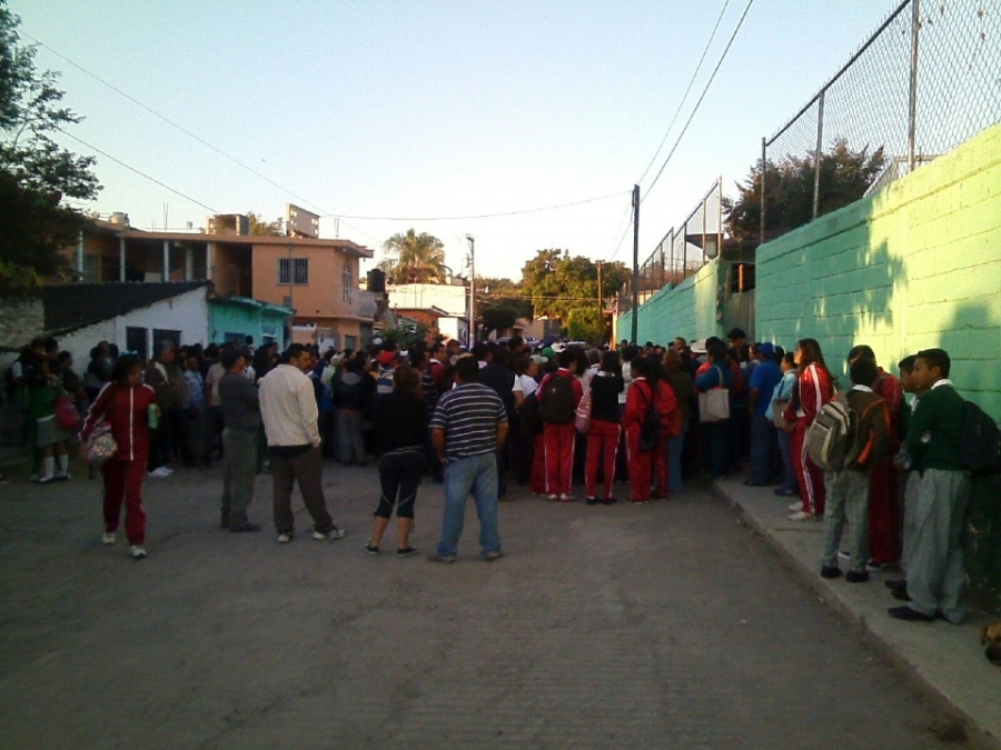 Toman las instalaciones de la Secundaria “General Emiliano Zapata” en Mazatepec