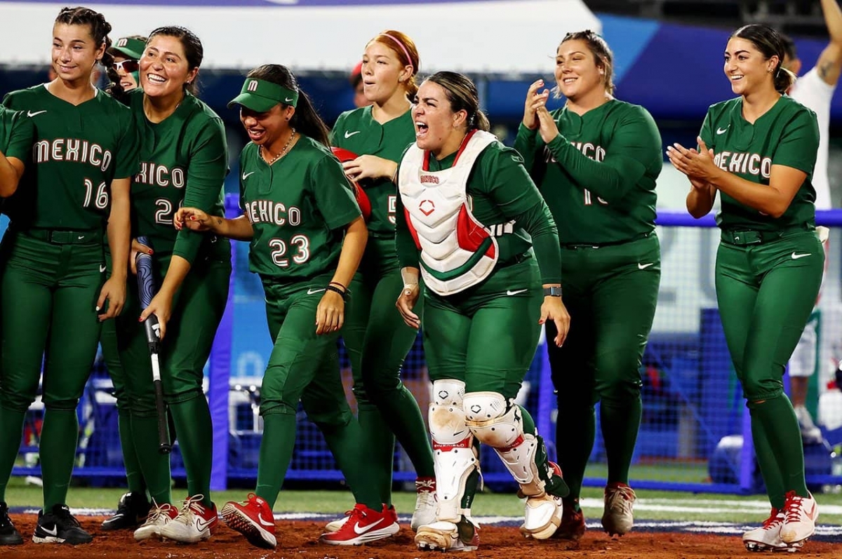 Jugadoras de softbol de México tiran uniformes olímpicos a la basura