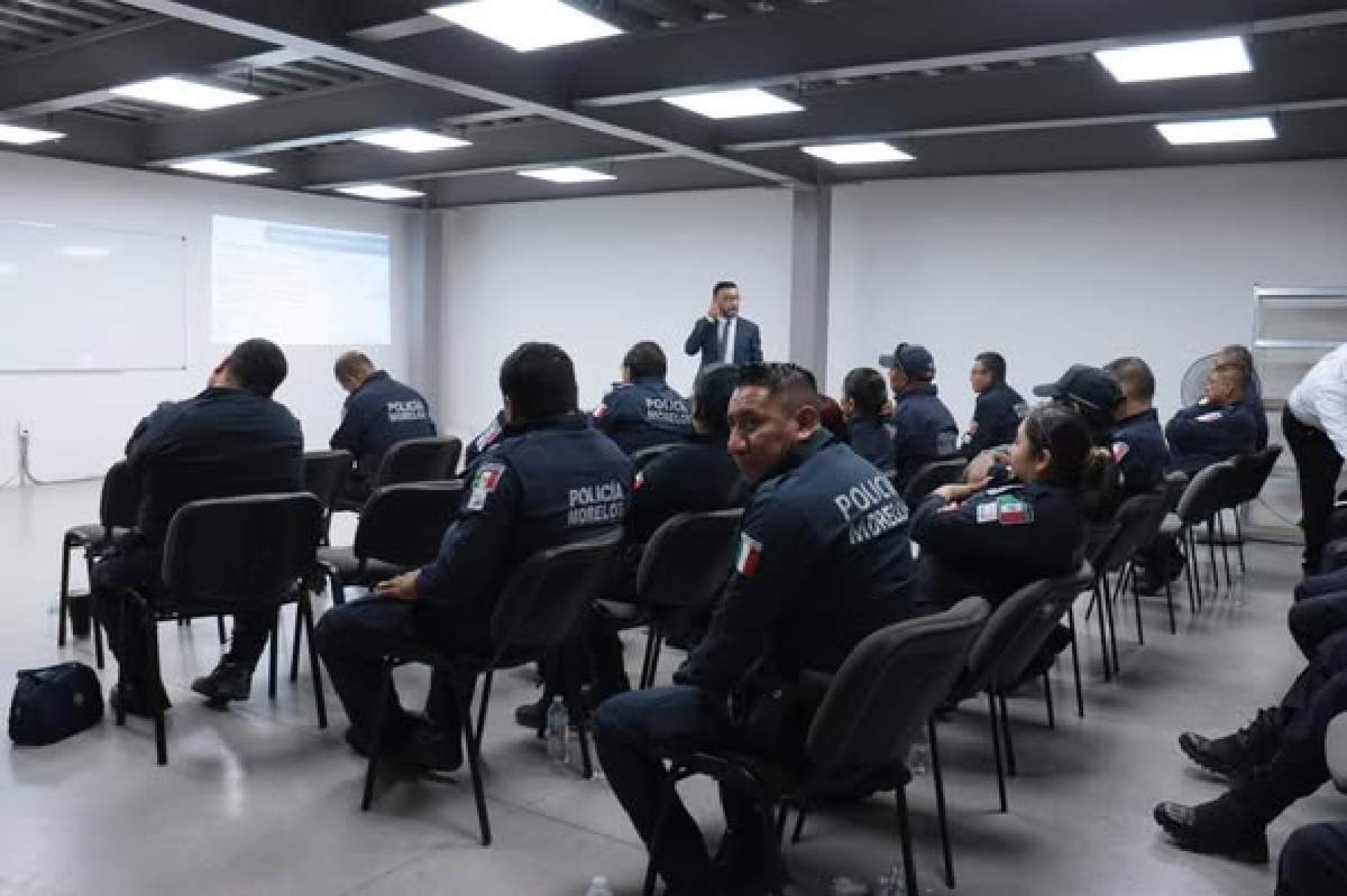 Capacitan a policías