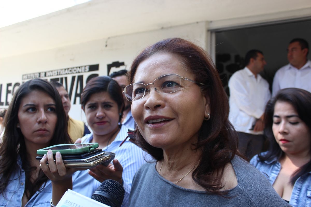 Admite Silvia Irra que los uniformes gratuitos no llegarán este año