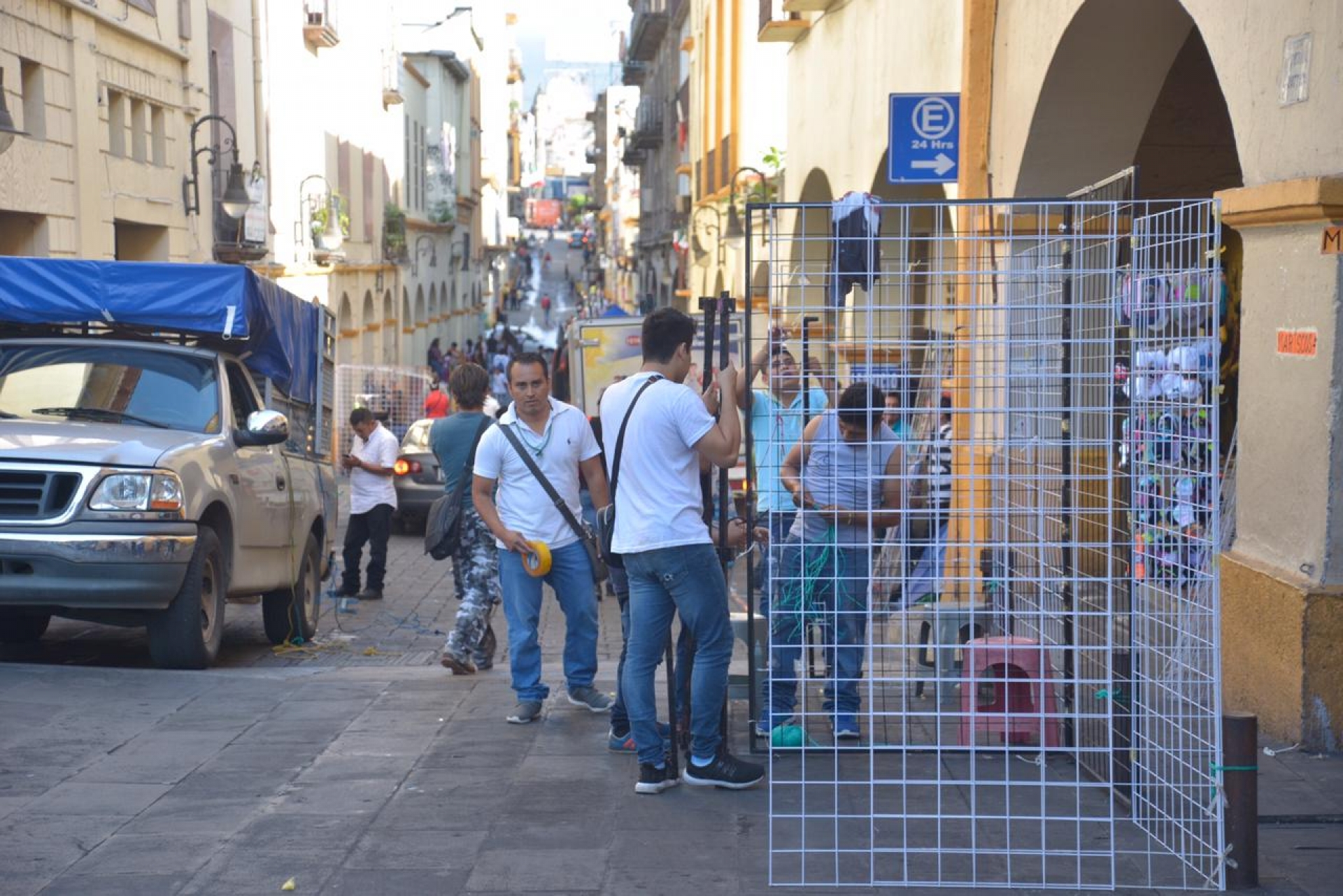 Vendedores ambulantes colocan puestos en calle Guerrero