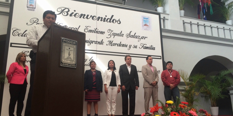 Entregan la presea General Emiliano Zapata Salazar a migrantes morelenses