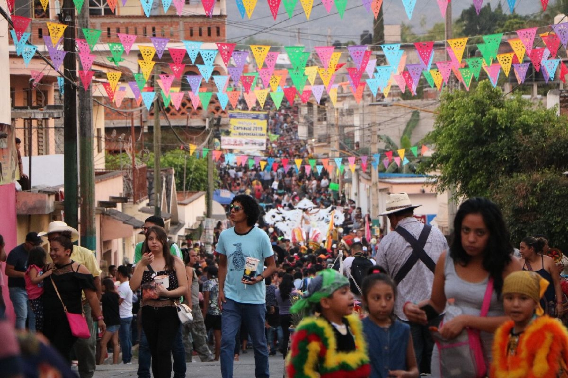 Insisten en construcción de chinelo gigante en Tlaltizapán