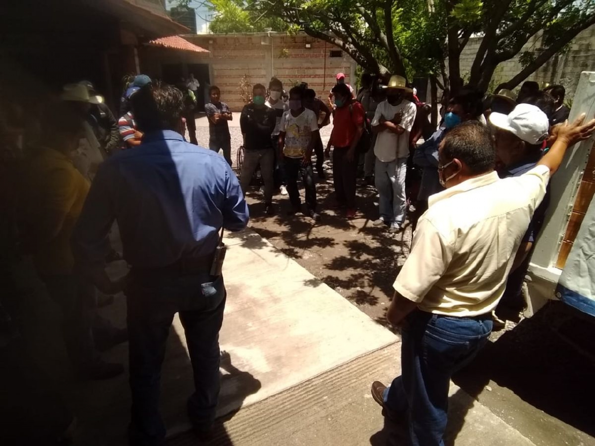 Protestan trabajadores municipales de Xoxocotla