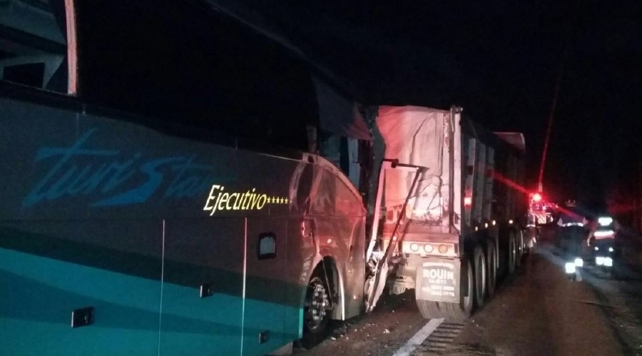 Choque entre un autobús y un tráiler deja 15 heridos