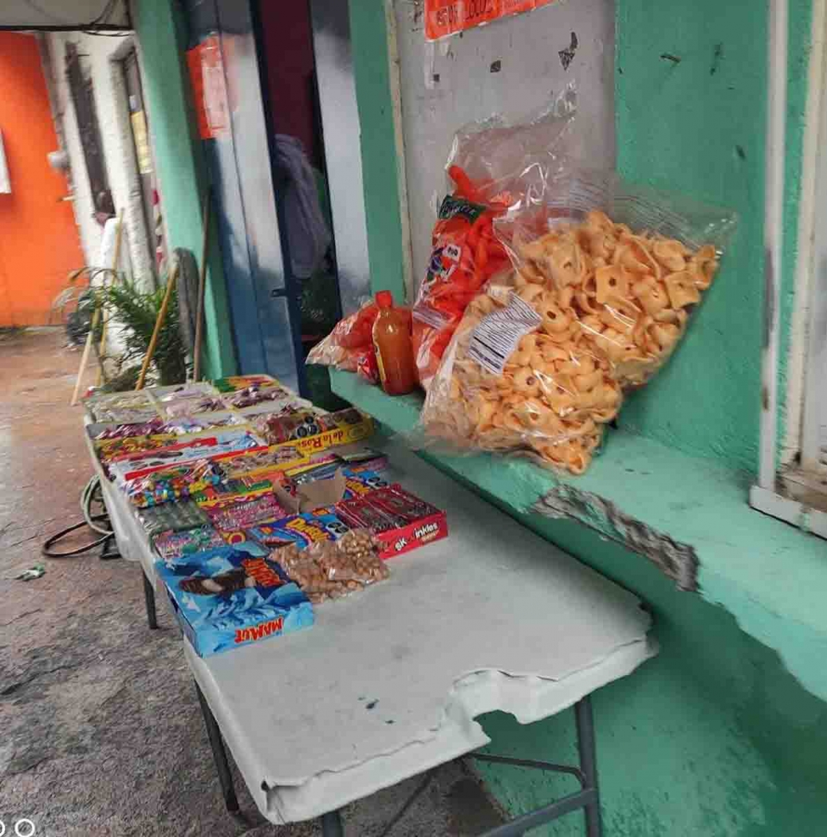 Con su mesita de dulces completa sus ingresos