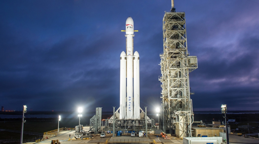 El Falcon Heavy luce imponente y listo para su primera prueba