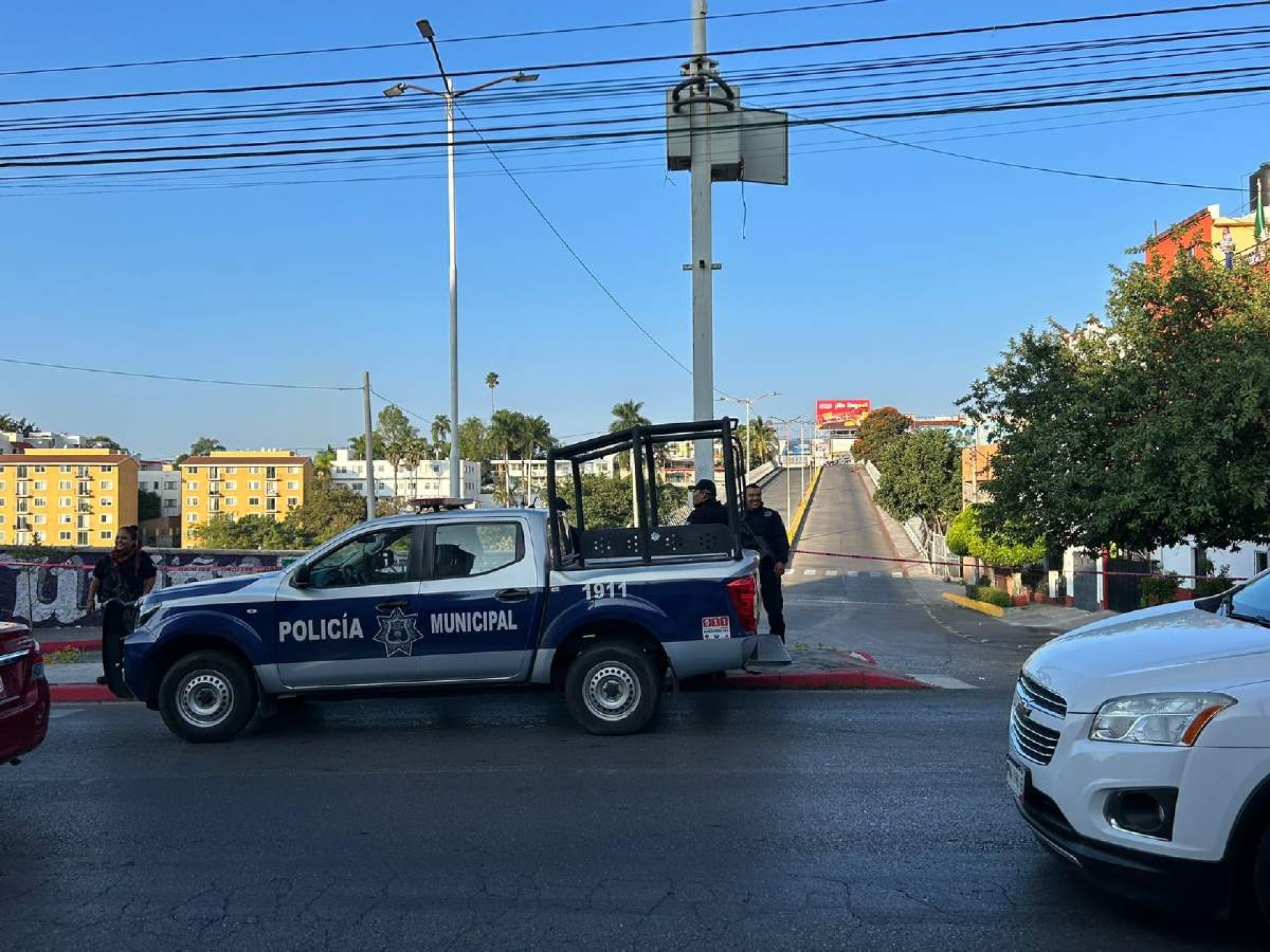 Dejan a dos hombres golpeados en el puente 2000