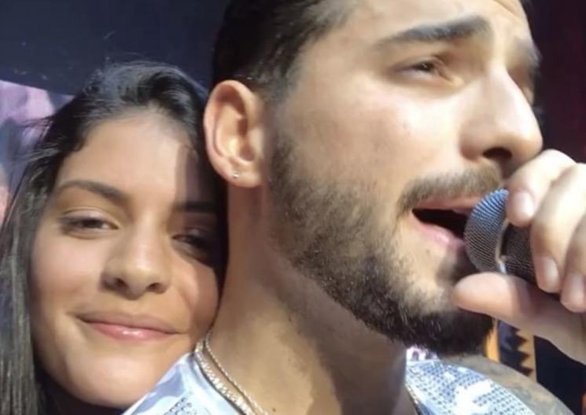 Maluma le planta un beso en la boca a fan