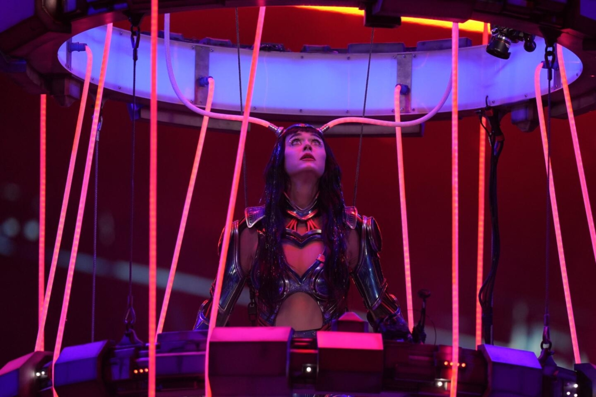 Katy Perry sufre presunta descarga eléctrica durante concierto de su gira 'The Lifetimes Tour'