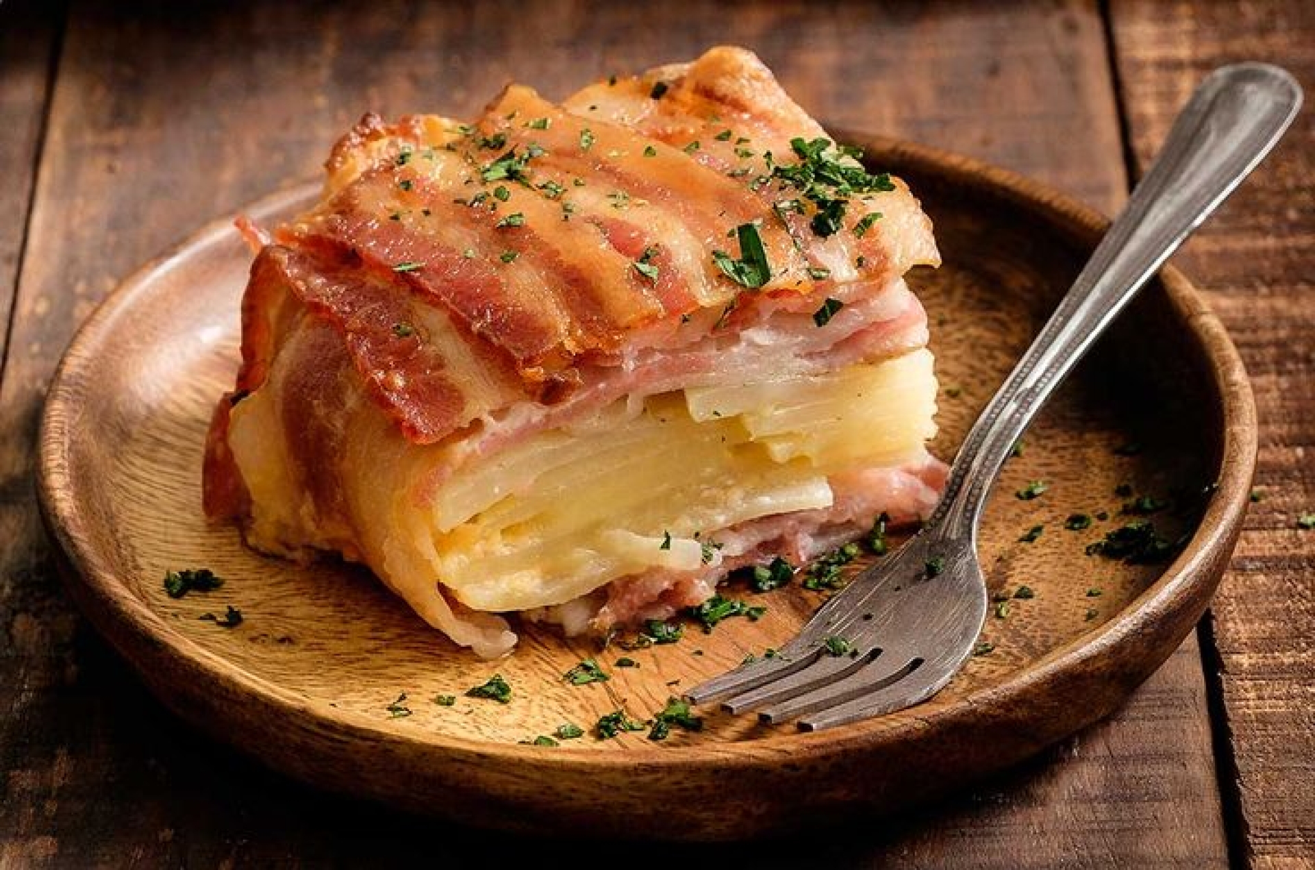 Pastel de papas gratinadas con tocino: receta fácil, económica y deliciosa