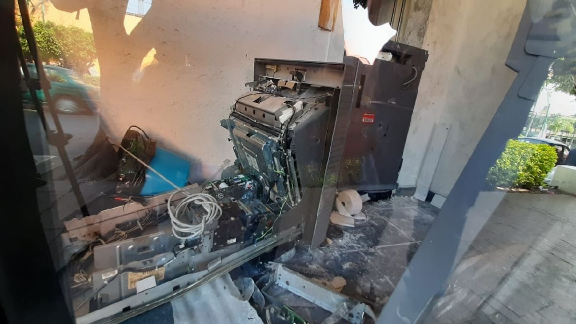 Destrozan un cajero para robarse el dinero