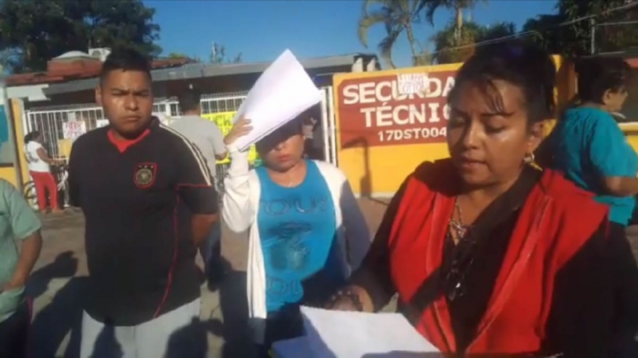Exigen padres de familia destitución del director de la Secundaria Técnica 40