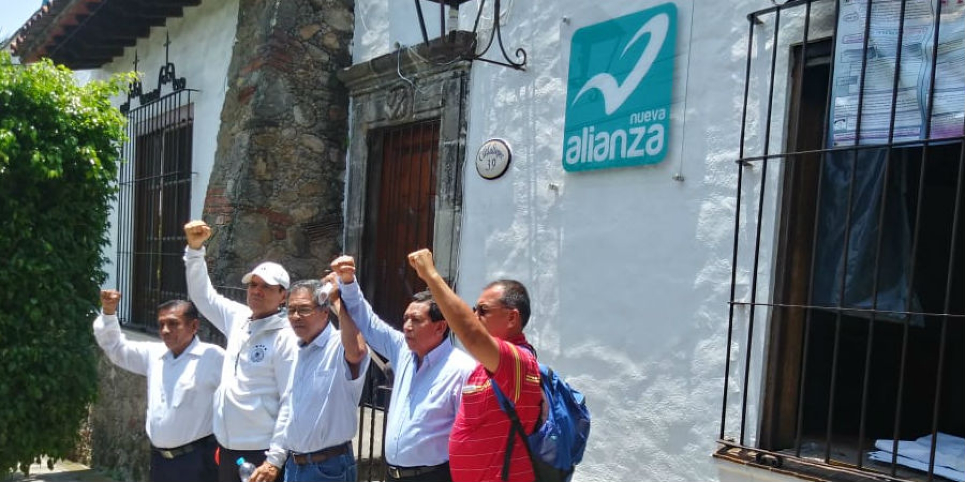 Se manifiestan maestros y militantes del partido Nueva Alianza