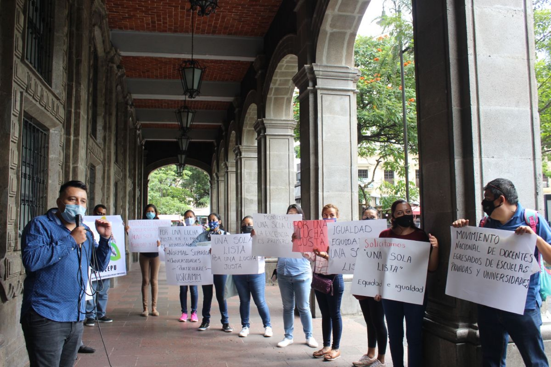 Maestros exigen equidad en entrega de plazas