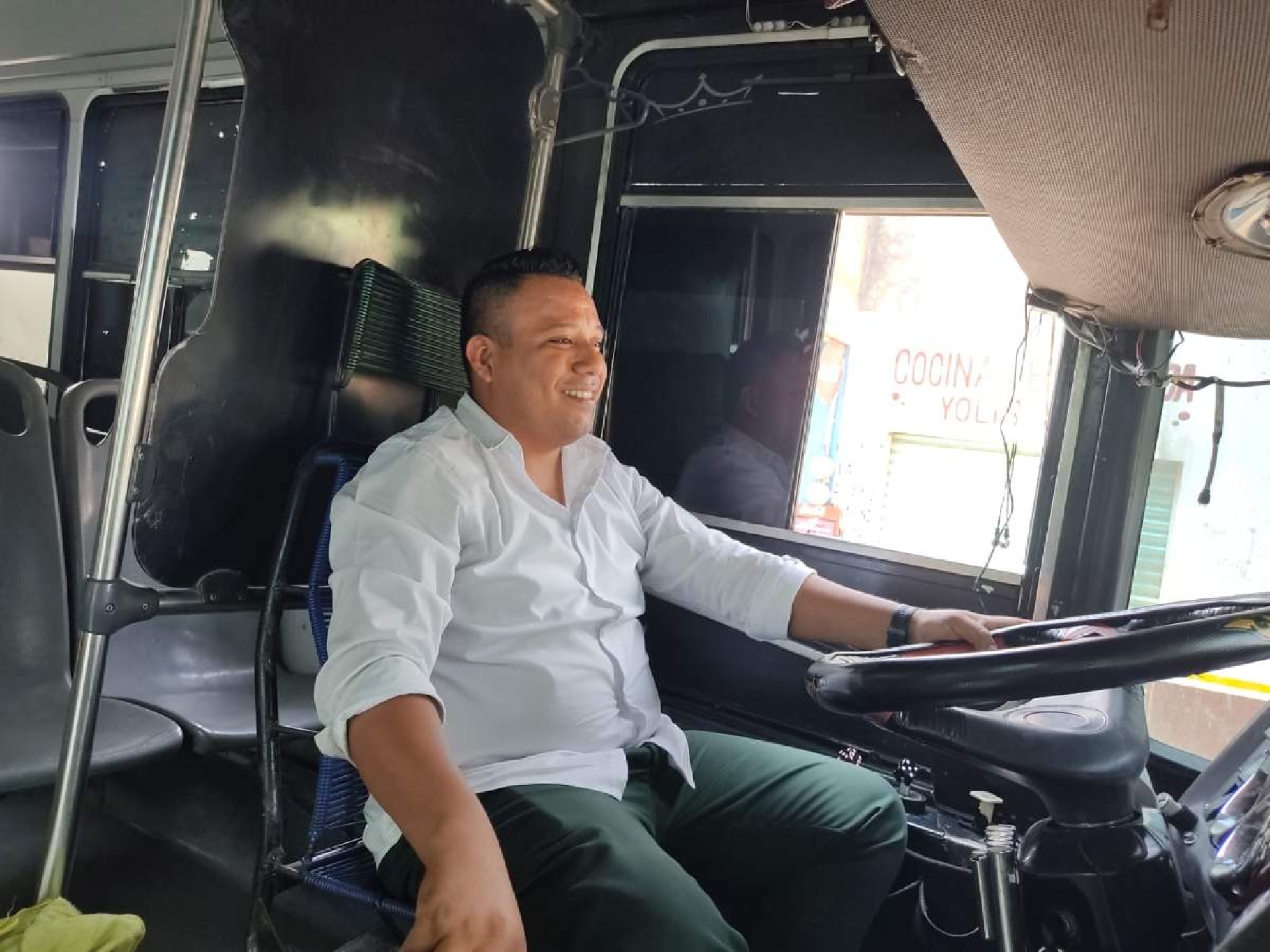 Es chofer de 'rutas' y abogado