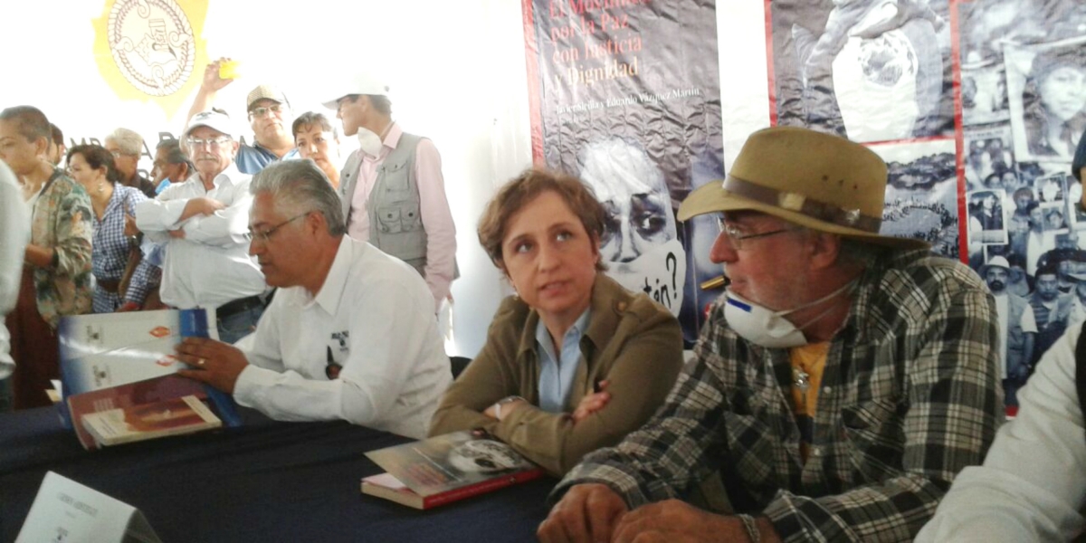 Carmen Aristegui en presentación del libro de Javier Sicilia, a unos metros de las fosas de Tetelcingo Morelos