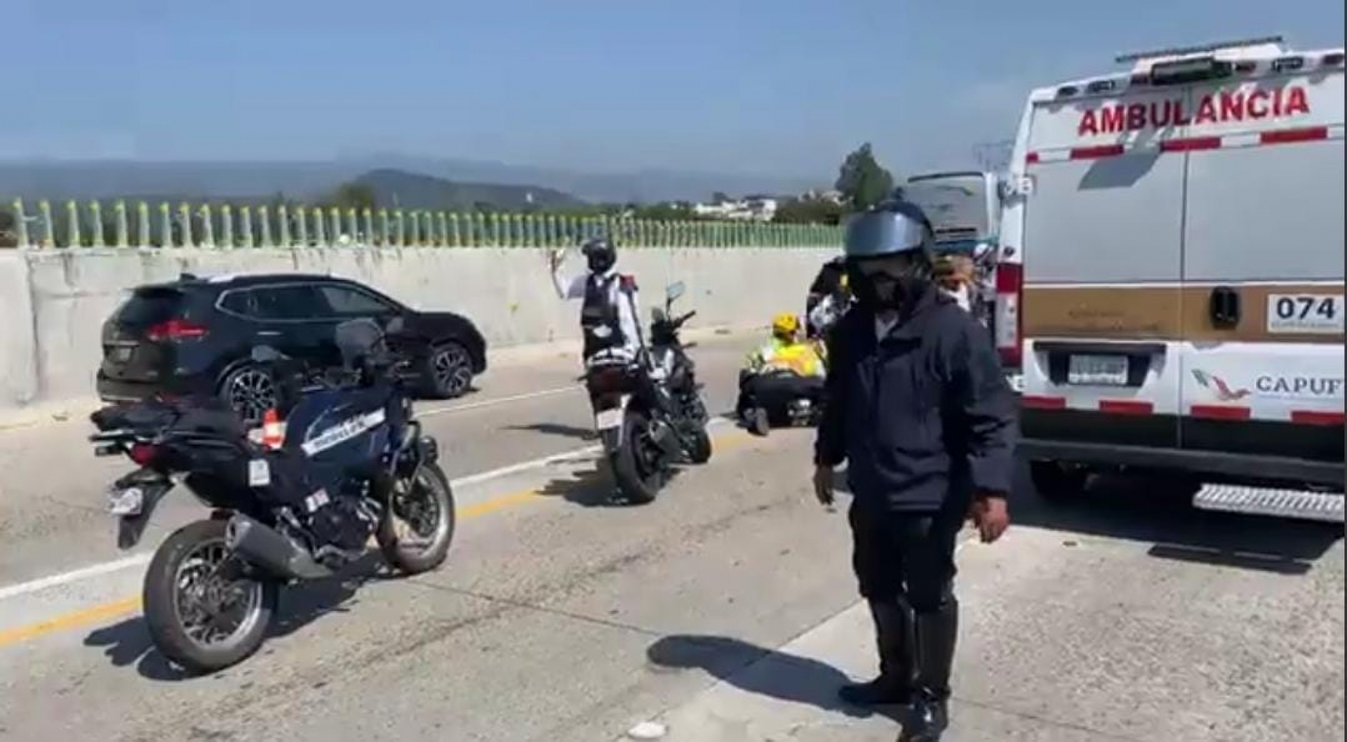Derrapa motociclista sobre el Paso Exprés
