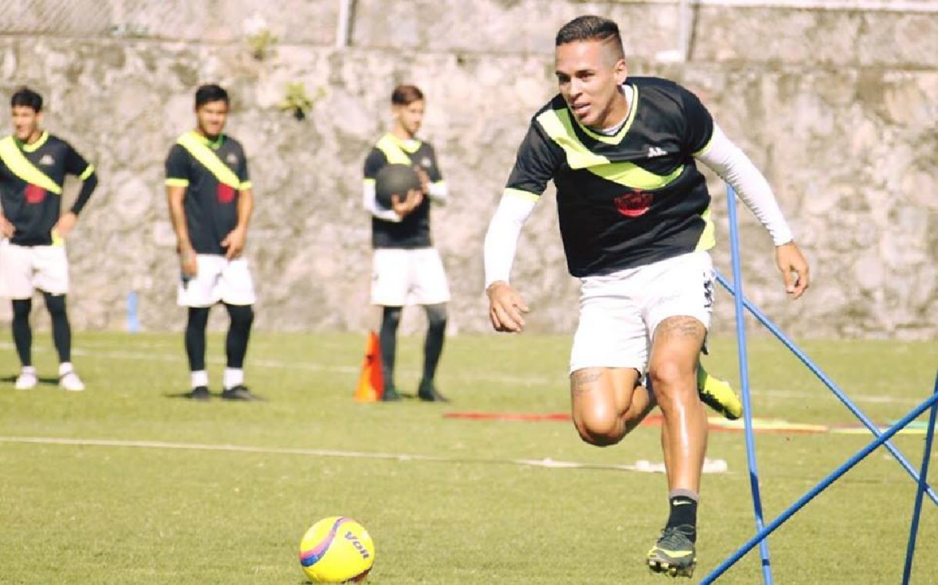 Van por los tres puntos