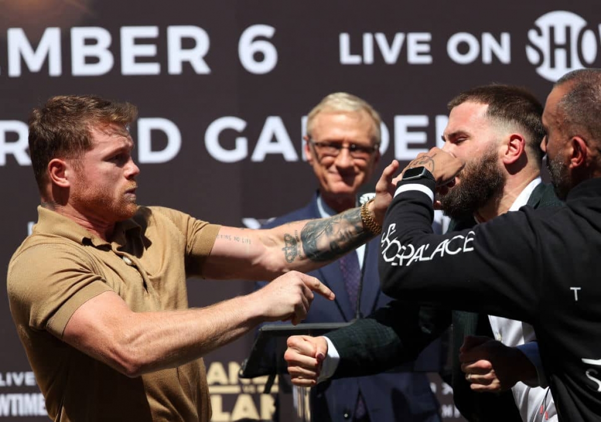 "Canelo" Álvarez y Caleb Plant se van a los golpes en conferencia