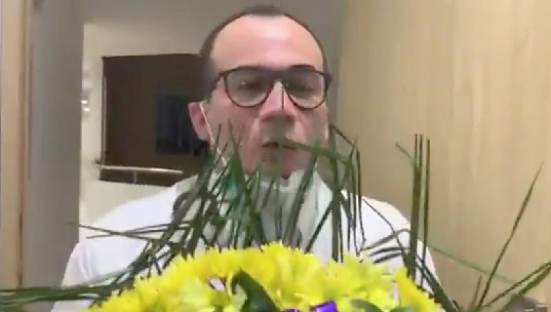 VIDEO: Médico recibe arreglos funerarios con amenaza de muerte