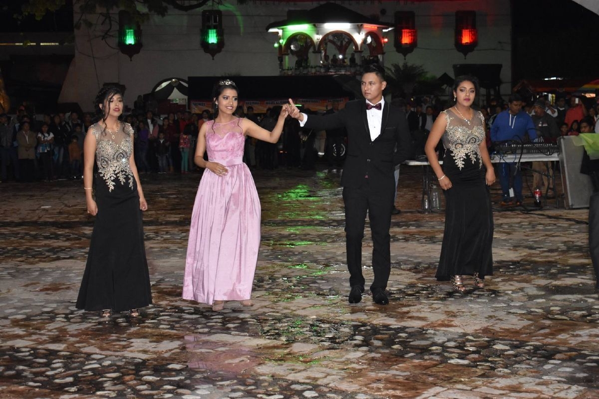 Presentan a la reina de las fiestas patrias de Tlayacapan 2017