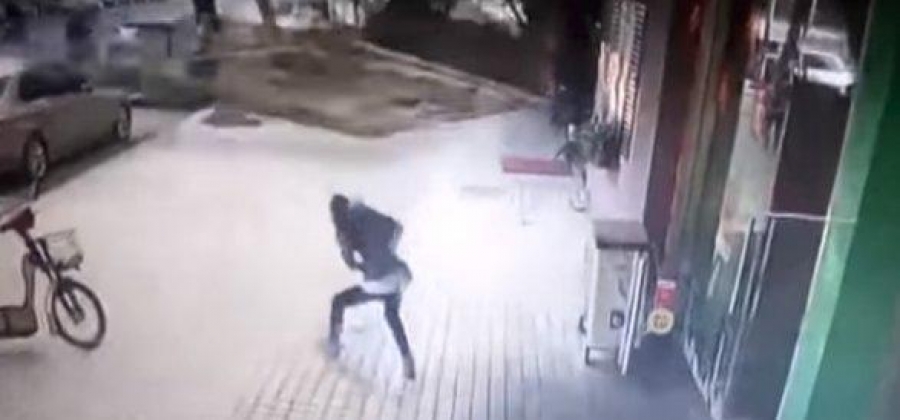 VIDEO: Se le cae encima un letrero... y sobrevive