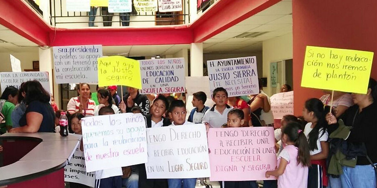 Padres de familia toman instalaciones de escuela en Puente de Ixtla