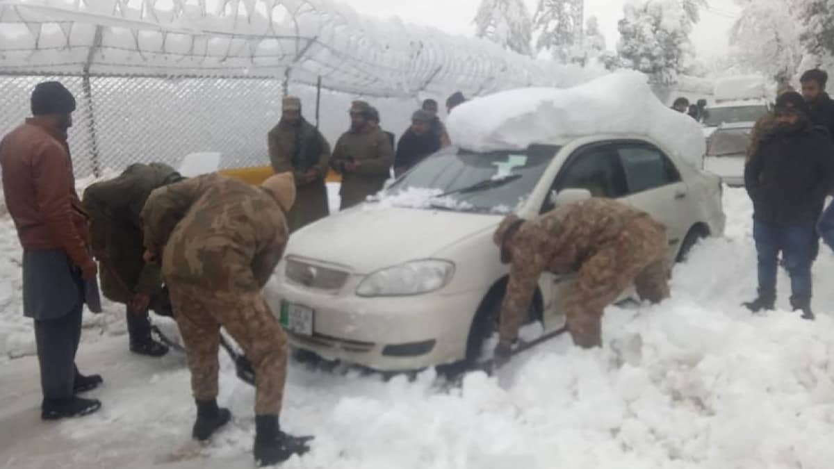 Por tormenta de nieve, mueren personas atrapadas en autos en Pakistán